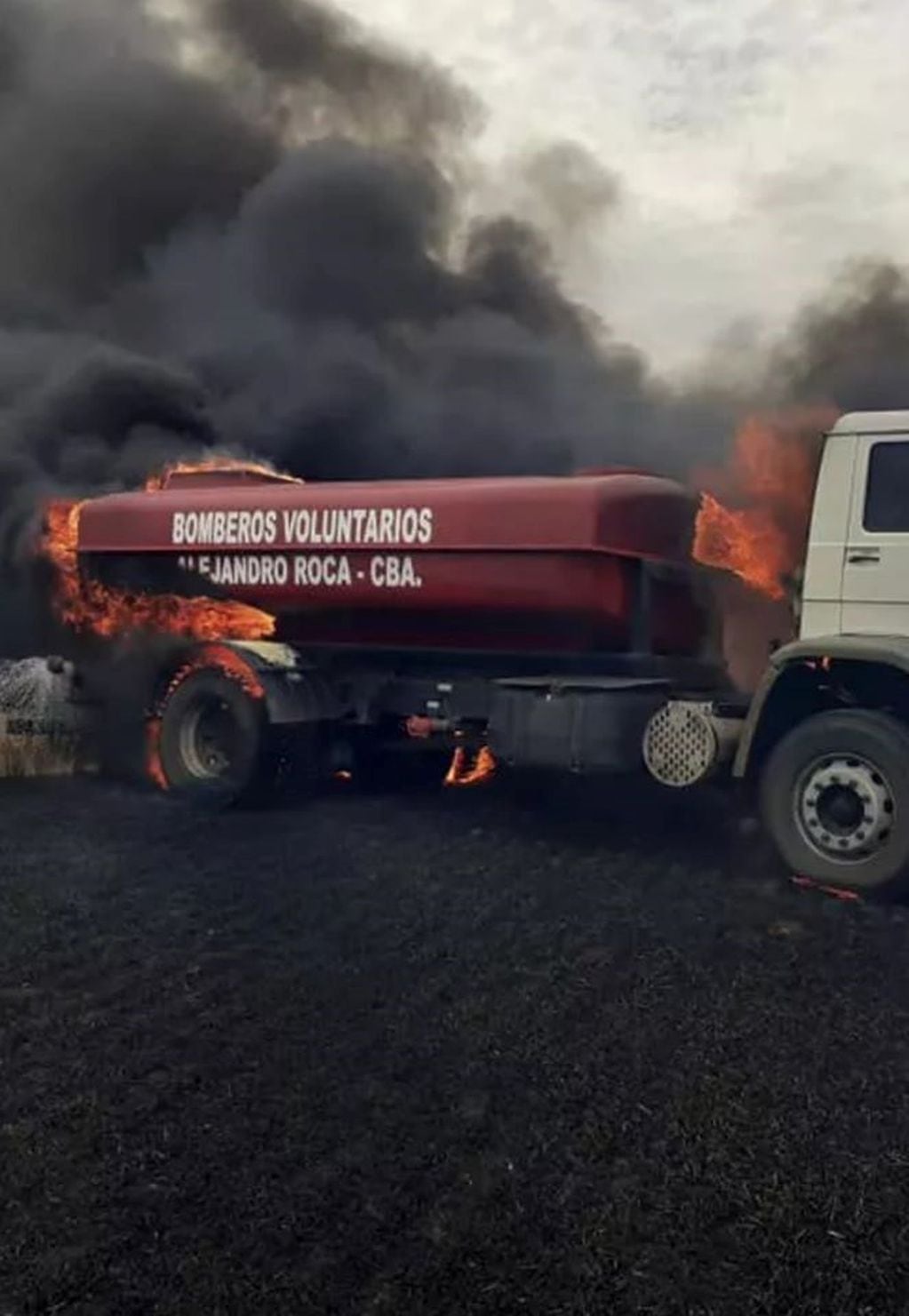 Los bomberos de Alejandro Roca perdieron el único camión cisterna que tenían en un incendio. (Facebook)