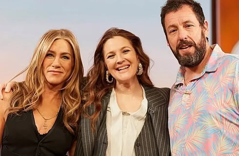 Drew Barrymore sufrió un mal momento en la entrevista con Jennifer Aniston y Adam Sandler