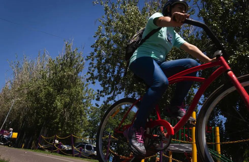 La ciudad de Mendoza organiza un bici tour para homenajear a los maestros en su día.