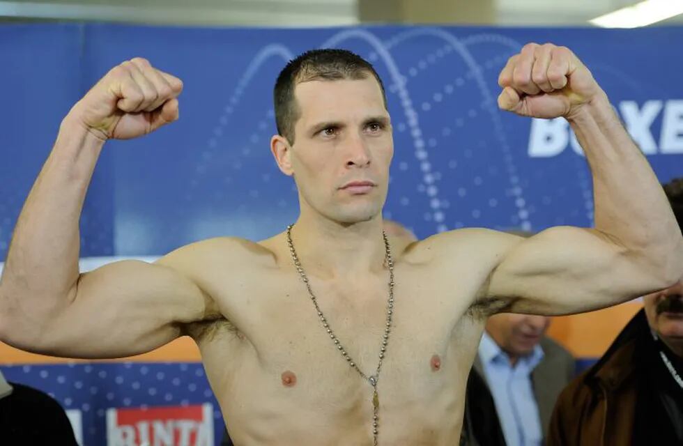 Argentinian  boxer  Rogelio Omar Rossi, poses during the weighing in Stuttgart, Friday Oct. 21, 2011. Rossi will face german  in a WBO cruiserweight World Championships title  bout on Saturday in Ludwigsburg, Germany. (AP Photo/dapd/Daniel Kopatsch) stuttgart alemania Rogelio Omar Rossi presentacion pelea titulo categoria peso crucero boxeo pesaje box boxeador argentino