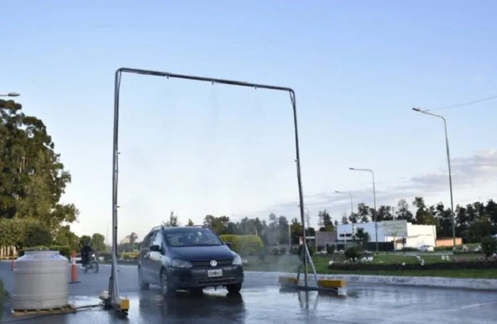 Tafí Viejo: desinfectan los vehículos que ingresan a la ciudad. (SECP)
