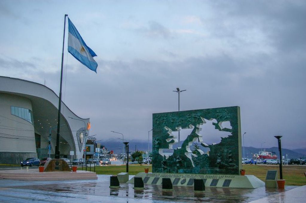 Mástil Puerto Argentino y Monumento  de Malvinas. Desde Ushuaia a La Quiaca, el reclamo nunca dejará de existir. (Vía Ushuaia)