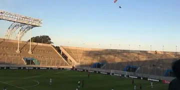 Arrojaron panfletos desde un parapente durante el partido de Newell's por Copa Argentina