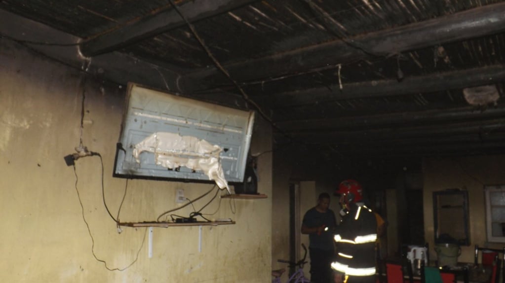 Varela intentó sacar al colchón hacia el fondo de la casa pero las llamas alcanzaron otros muebles.