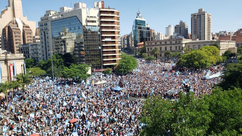 Locura total en el Patio Olmos por los festejos de Argentina campeón del mundo. (Pedro Castillo/La Voz)