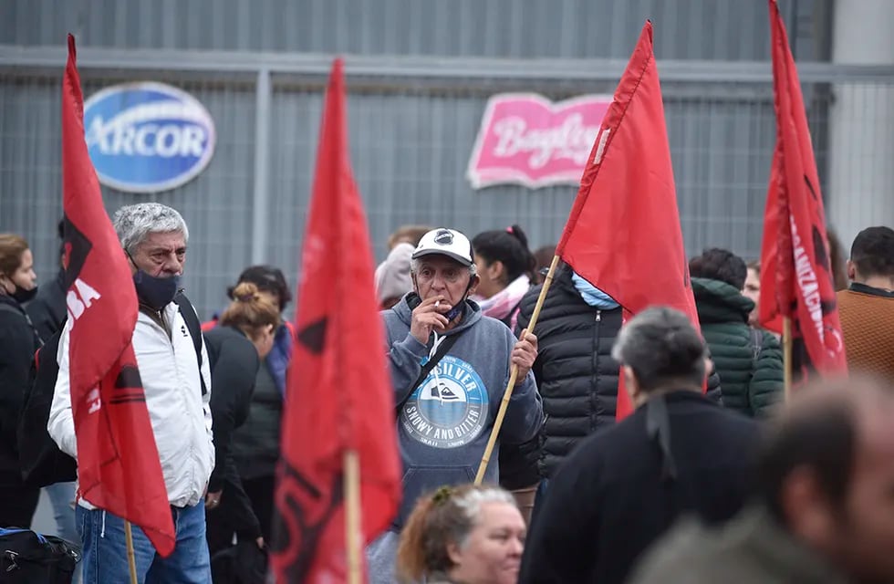 Integrantes del FOL rodearon la planta de Bagley para protestar por el aumento de precios.