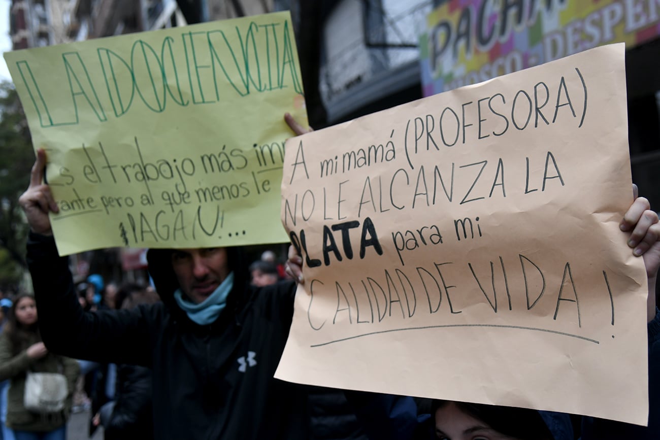 Conflicto. Segundo día de paro docente con movilización en Córdoba capital. (Ramiro Pereyra / La Voz)