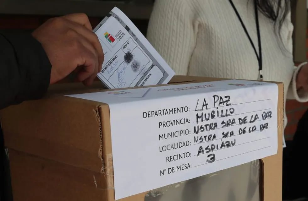 AME687. LA PAZ (BOLIVIA), 12/10/2020.- Ciudadanos participan en un simulacro de votación con medidas de bioseguridad el 9 de octubre de 2020, en La Paz (Bolivia). Las elecciones generales del 18 de octubre en Bolivia serán también atípicas por celebrarse con medidas de bioseguridad ante la pandemia de la COVID-19. Una hora más de votación en turnos de mañana y tarde para evitar aglomeraciones de votantes, que deberán respetar la distancia física en las filas ante las urnas y llevar elementos de protección como mascarilla o barbijo, son algunas de las medidas para evitar contagios del nuevo coronavirus. EFE/ Martín Alipaz