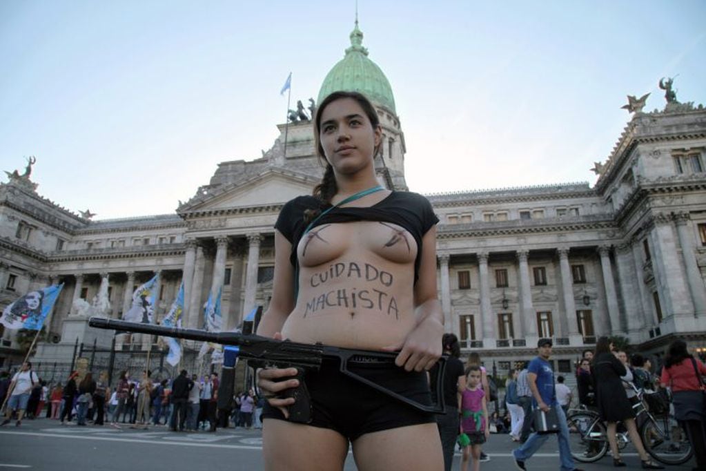 Reclamó que las mujeres dejen de "denigrarse" al mostrar sus torsos desnudos. 
(Foto Ilustrativa).
