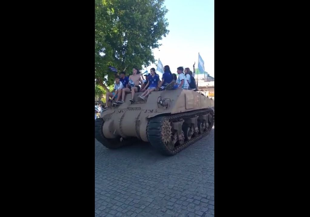 Villa de Merlo: salieron a festejar el triunfo de la Selección Argentina en un tanque de guerra