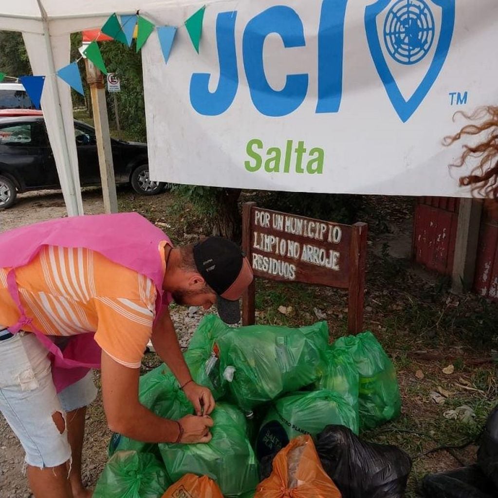 Bolsas de basura recolectadas por las familias en el río Vaqueros. (Facebook Da Souza Correa)