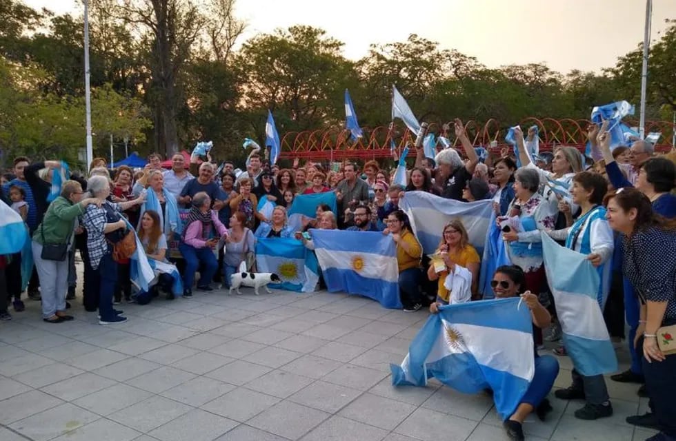En la plaza San Martín se convocaron para dar su apoyo al presidente Mauricio Macri