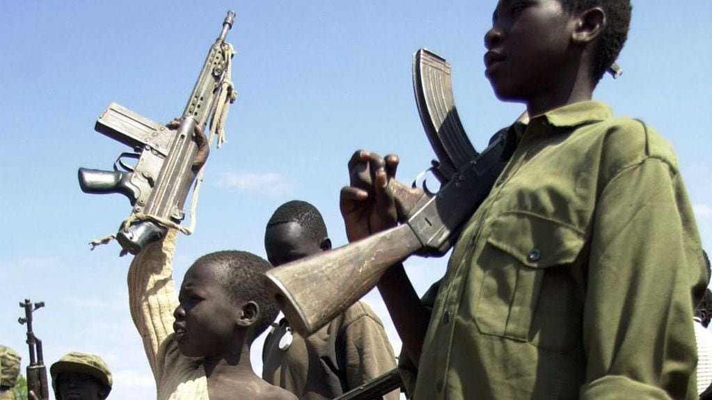 La práctica del reclutamiento de niños para combates armados es muy practicada en diferentes partes del mundo. Foto: AP/Archivo.