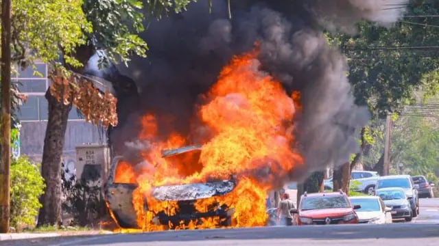 Un auto se incendió en el centro de Posadas: sospechan que fue una falla en el aire acondicionado