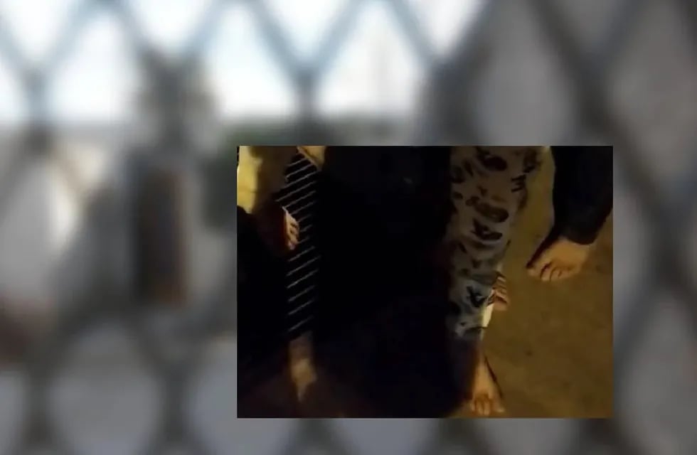 Parte del video en donde se observan los pies descalzos de los nenes que se escaparon de un hogar en Maipú. Gentileza Los Andes