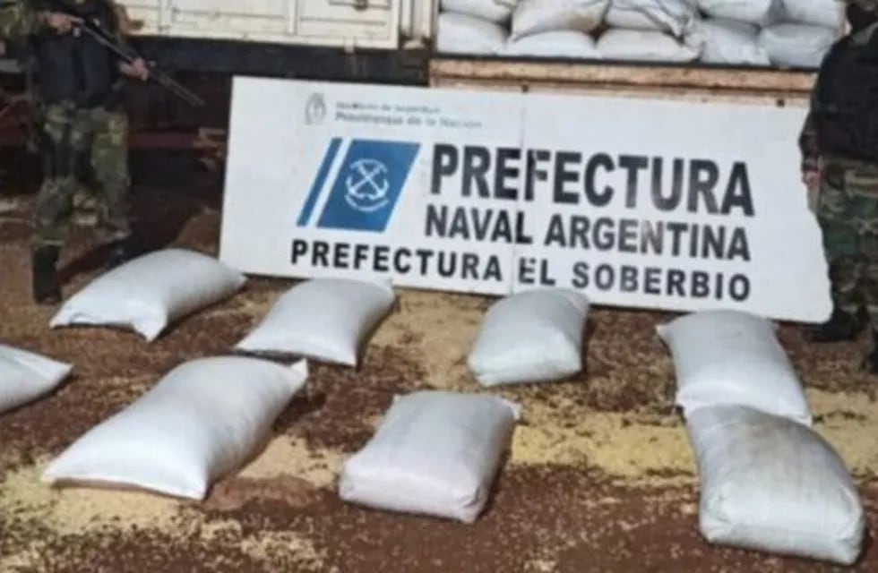 Prefectura Naval Argentina decomisó granos de soja en El Soberbio.