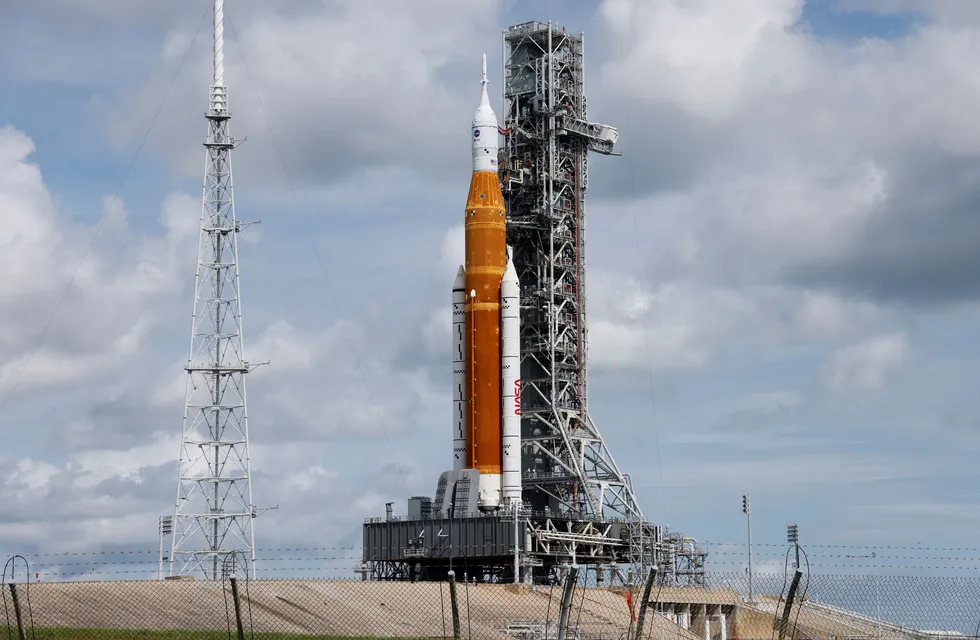 El sistema de lanzamiento SLS del programa Artemisa, con la cápsula Orión en la parte superior.