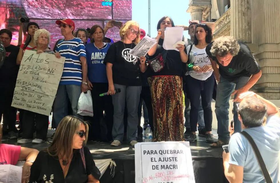 Gremios protestan en Rosario contra la reforma previsional. (Archivo)