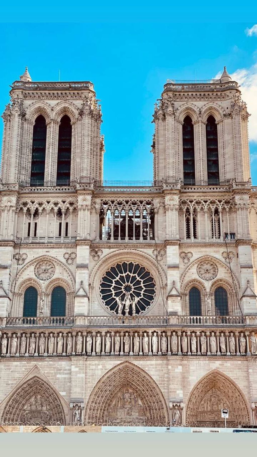 La influencer estuvo de paseo cerca de la Catedral de Notre Dame.