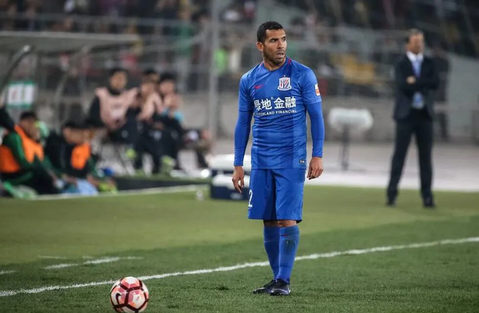 PIL01. Beijing (China), 02/04/2017.- Carlos Tevez of Shanghai Shenhua prepares himself for a free kick during the Chinese Super League soccer match between Beijing Guoan and Shanghai Shenhua at the Workers Stadium in Beijing, China, 02 April 2017. EFE/EPA/ROMAN PILIPEY beijing china carlos tevez campeonato torneo liga china chino futbol futbolistas partido Shanghai Shenhua Beijing Guoan