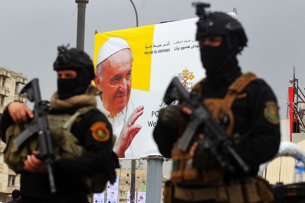 La fuerza especial iraquí hace guardia ante un mural que anticipaba la visita del Papa a Irak.