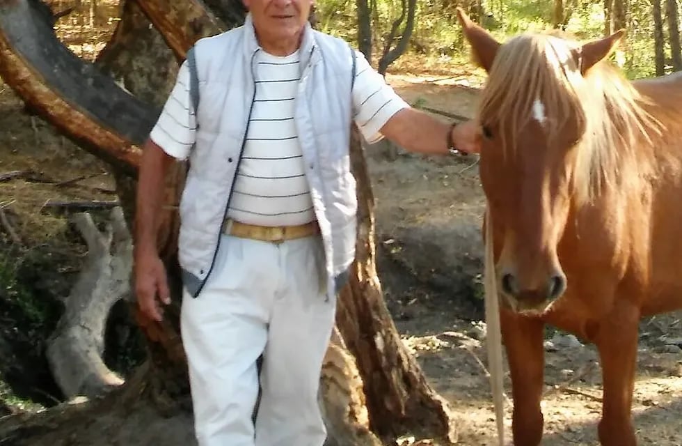 Chumbi Carranza junto a su caballo.