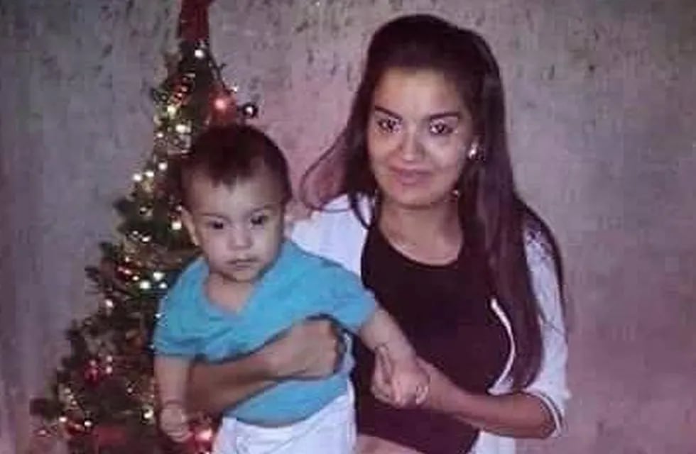 Milagros Avellaneda y su hijo Benicio (Amalia Ojeda. Facebook)