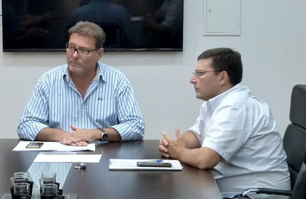 El Secretario General del Sindicato de Empleados y Obreros Municipales (SEOM), Darío Cocco y el concejal Lisandro Mársico (PDP-FPCyS), enfrentados por la cláusula gatillo. (Web)