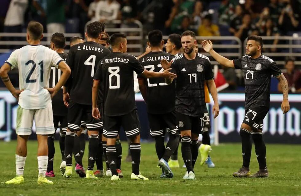 El equipo mexicano ante la Argentina. (AFP)