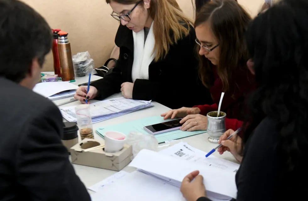 Elecciones en Córdoba 2023. Duplican personal para agilizar el escrutinio definitivo. (Ramiro Pereyra / La Voz)