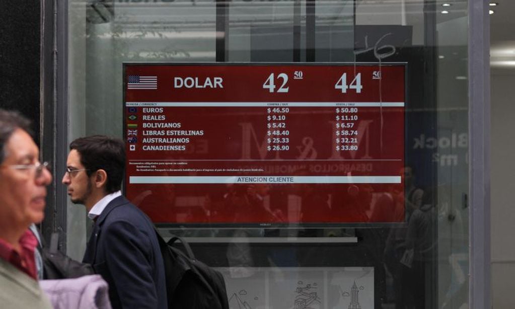 Tablero de una casa de cambio que informa sobre el precio del Dólar en Buenos Aires (EFE)