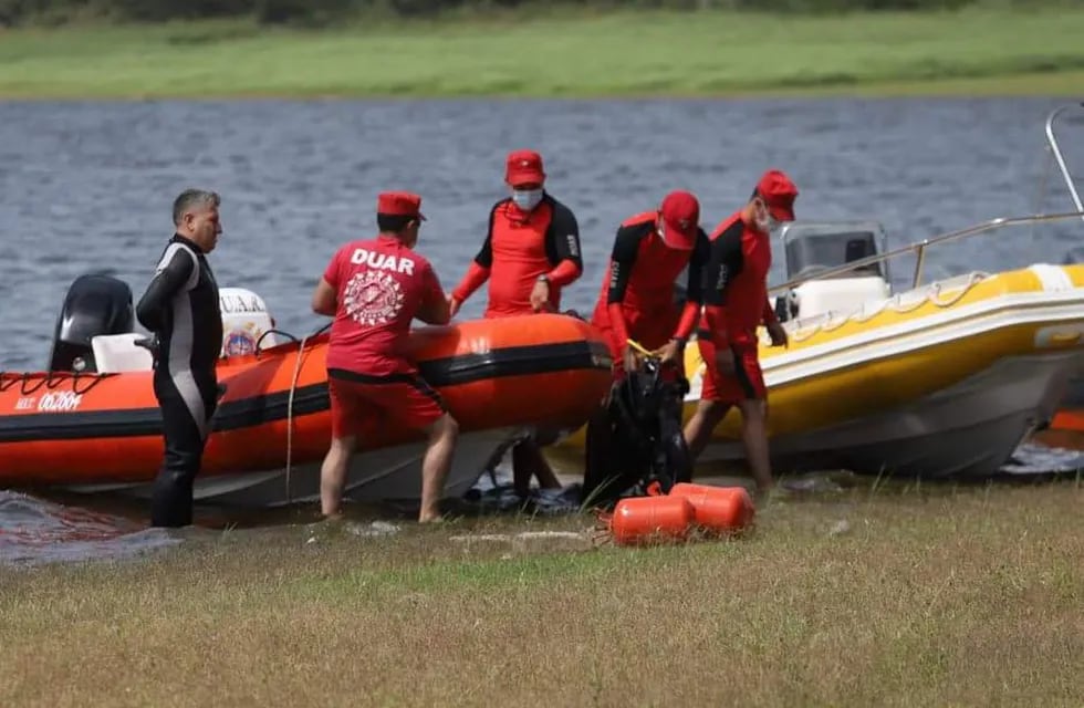 Un intenso operartivo para encontrar a la persona que se cayó al lago en Villa Rumipal. Iba en moto de agua con otro hombre (La Voz).