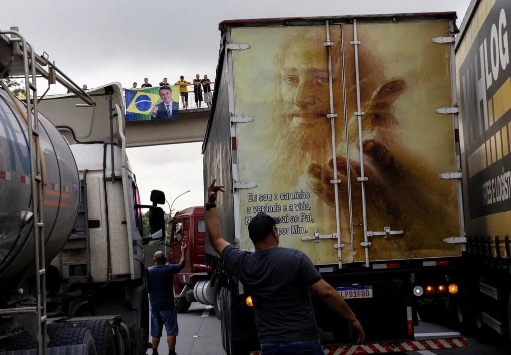 Camioneros afines a Bolsonaro bloquearon 22 estados.