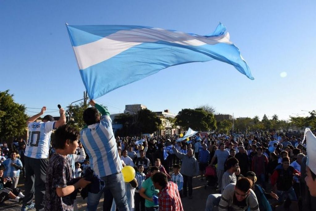 Festejos en las Mil Viviendas por la victoria de Argentina frente a Nigeria.