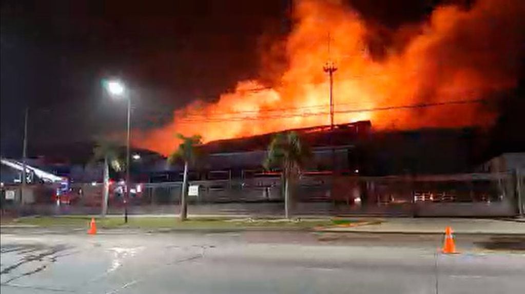 Incendio en una panificadora de San Fernando. (Twitter)
