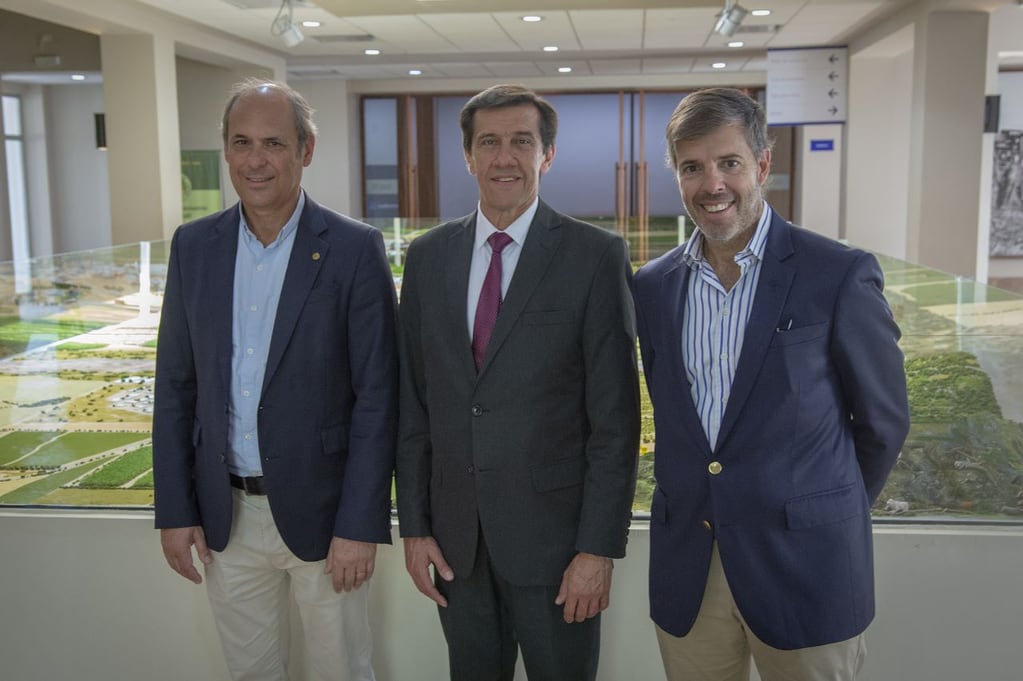 Eduardo Nougués y Javier Goñi recibieron al ministro de Hacienda y Finanzas de Jujuy, Carlos Sadir, a su arribo al complejo agroindustral de Ledesma.