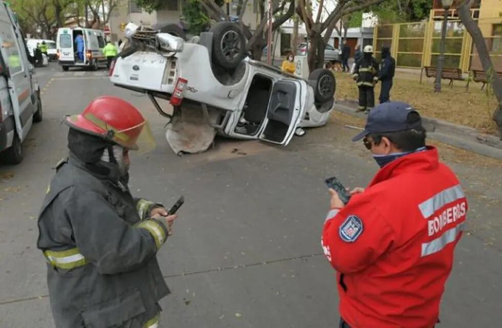 Una Ford Ranger volcó tras la colisión en Sobremonte y Rodríguez de la Quinta