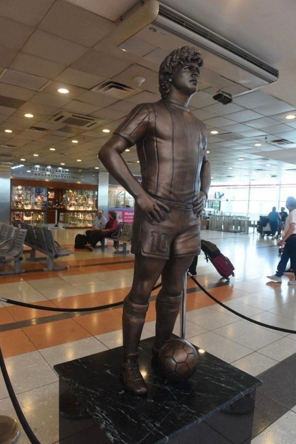 La estatua de Diego Maradona en Ezeiza.