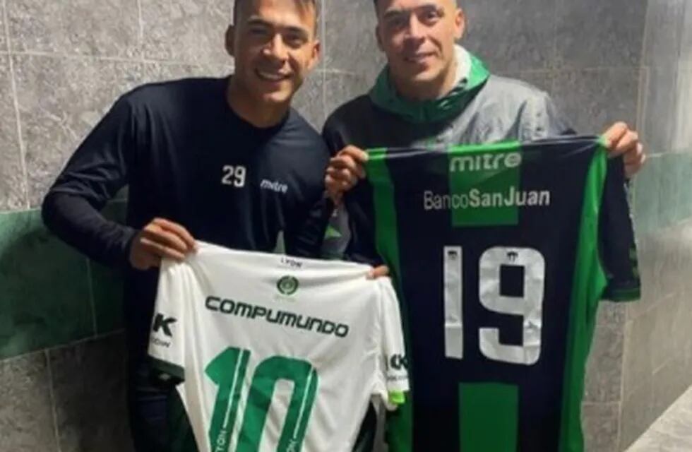 Luego del partido entre San Martín de San Juan y Ferro Co los hermanos, Juan Cruz Villagra y Brian Fernández intercambiaron camisetas.