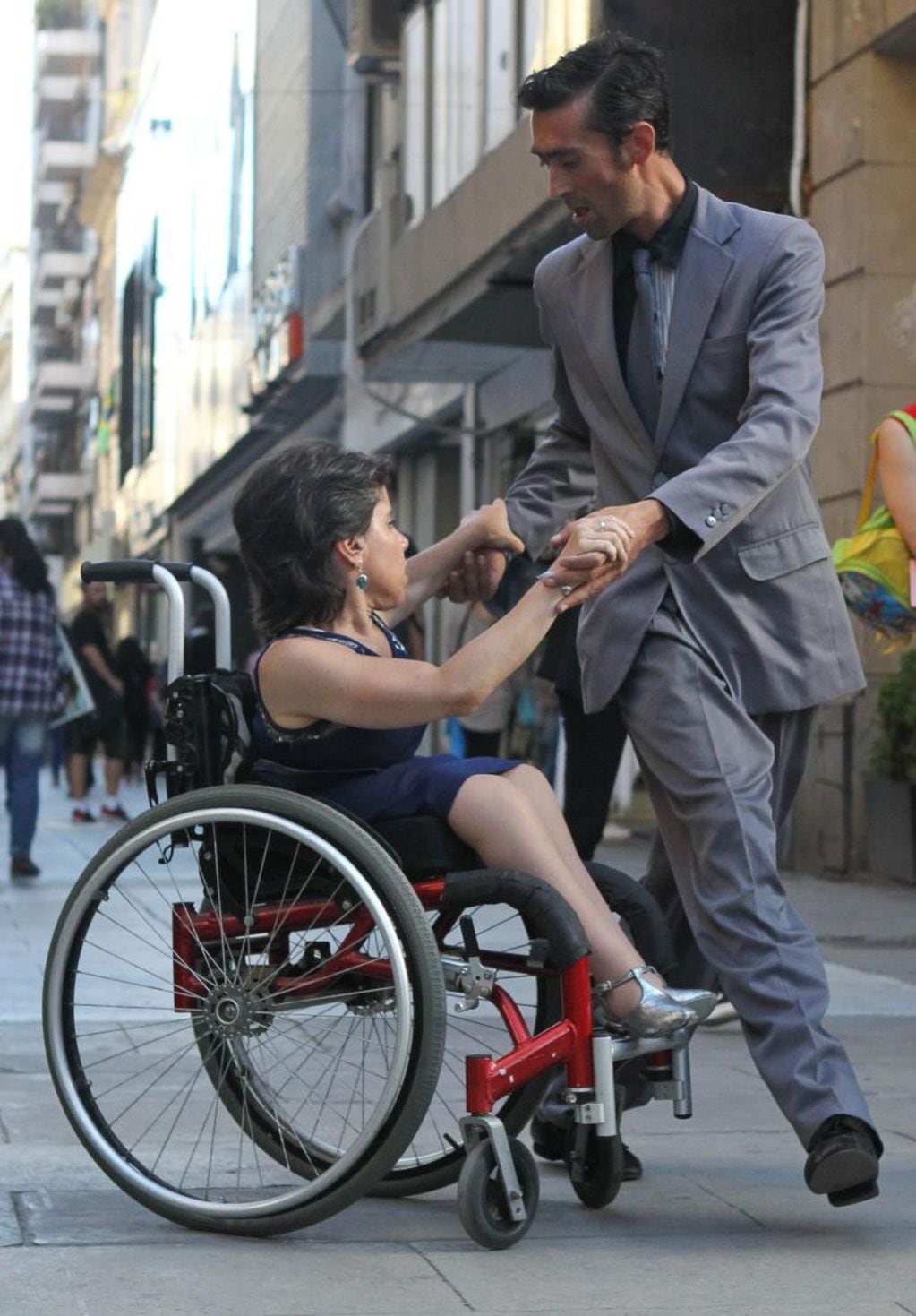 Brenda Holtz y Horacio Tolosa, como artistas callejeros, bailan tango en el centro de la ciudad de Buenos Aires (Foto: EFE/María Paula Rodríguez)