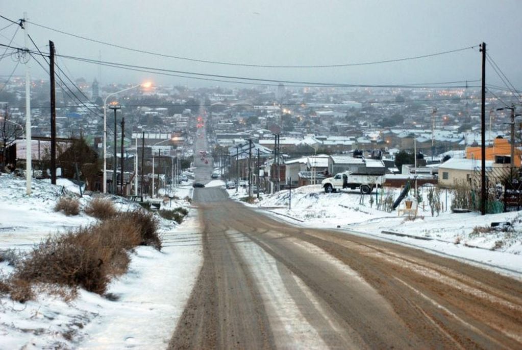 Calles de tierra con la dureza de la nieve en invierno.