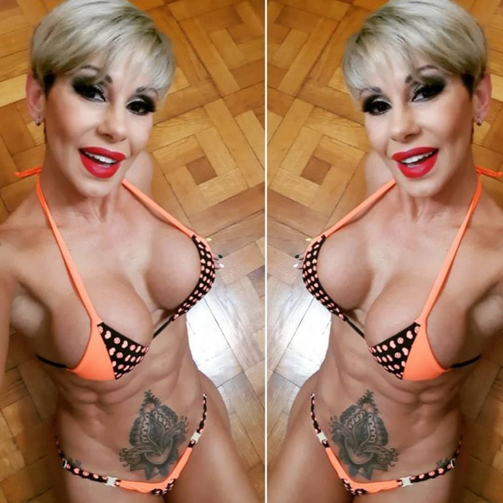 Mónica Farro lució sus abdominales con una bikini diminuta.