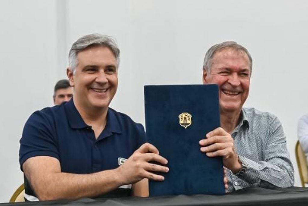 Juntos. El intendente Llaryora y el gobernador Schiaretti encabezaron ayer un acto en el norte de la ciudad de Córdoba. Ambos seguirán recorriendo la Capital y el interior.