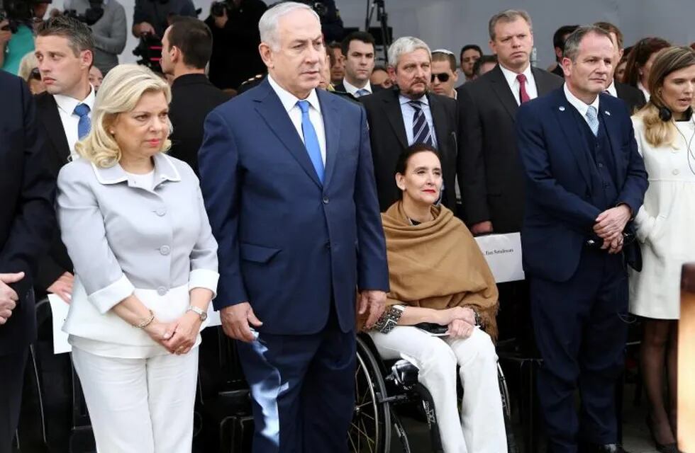 El primer ministro de Israel, Benjamín Netanyahu, junto a su esposa, Sara Netanyahu  y a la vicepresidenta argentina, Gabriela Michetti mientras participan  en un homenaje a las víctimas del atentado contra la Embajada de Israel. (EFE)