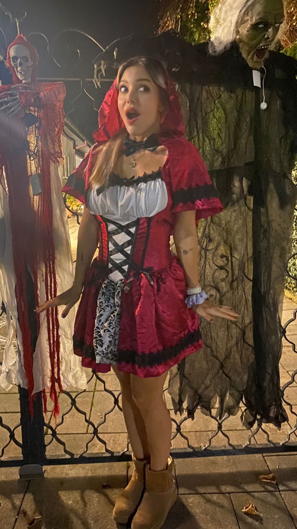 Estilo Caperucita Roja: el look de Evangelina Anderson para celebrar Halloween