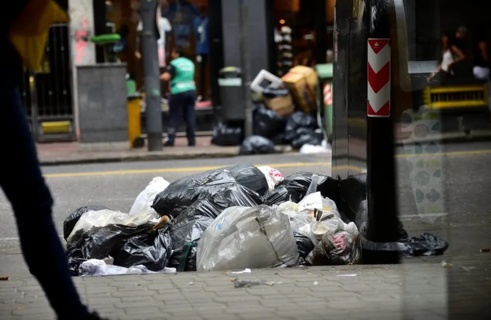 La basura se acumula en la ciudad de Córdoba por una protesta del Surrbac ante la suspensión de un trabajador.