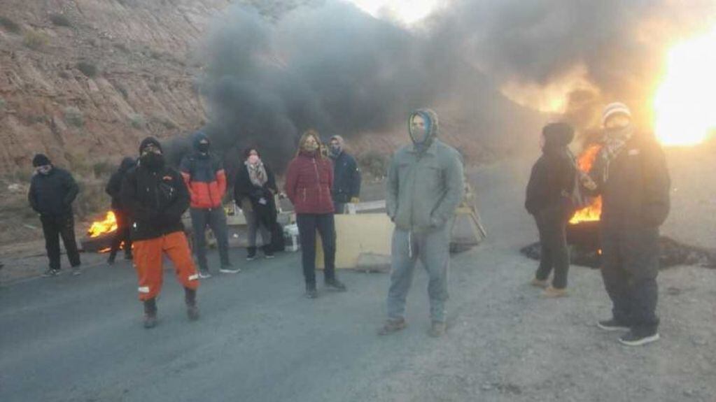 Vecinos de pequeño que murió en el incendio cortaron la Autovía Norte en Neuquén (Foto: Gentileza)