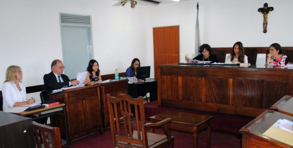 El Tribunal en lo Criminal 1 que juzga a un hombre por dos hechos de abuso, está integrado por las juezas María Alejandra Tolaba, Ana Carolina Pérez Rojas -presidente de trámite-, y Claudia Cecilia Sadir.