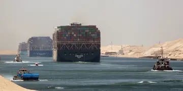 El Ever Given volvió a navegar tras estar retenido casi cuatro meses en el canal de Suez