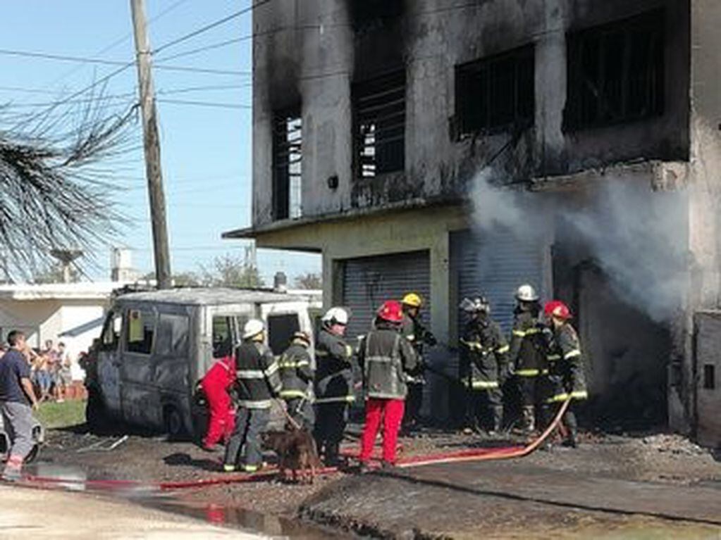Murieron dos personas en un incendio en una distribuidora química en Mar del Plata (Foto: @RubenOFerrari)